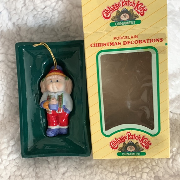 1983 Cabbage Patch ornament. EXCELLENT condition, comes with original box - Picture 2 of 4